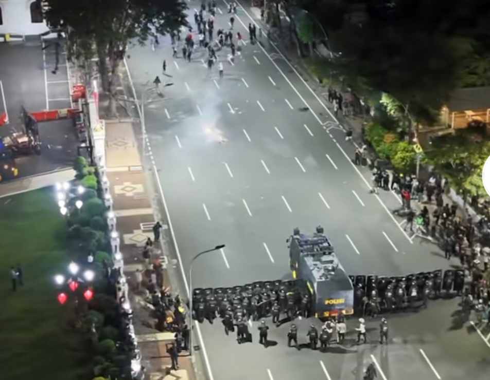 SURABAYA MEMBARA! Provokator Susupi Demo #IndonesiaSekarat, Grahadi Diamuk Massa