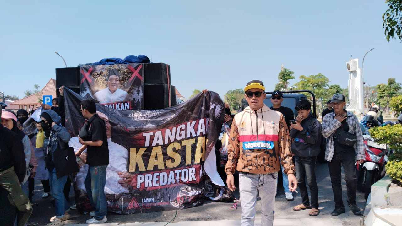 Predator Seksual Masih Berkeliaran, Ribuan Massa Kepung DPRD Sidoarjo!