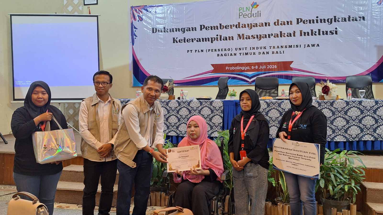 PLN UIT JBM Bekali 100 Peserta Pelatihan Bahasa Isyarat dan Batik Eco Print, Dorong Masyarakat Inklusif di Probolinggo