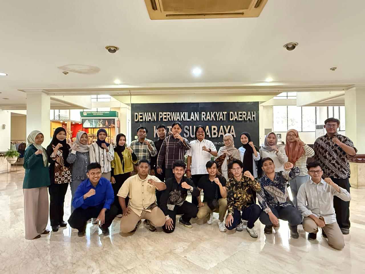 Gen Z Kunjungi DPRD Surabaya, Dialog Bersama Budi Leksono Bangkitkan Minat Anak Muda Terjun ke Dunia Politik