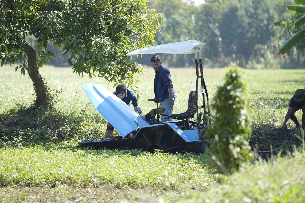 Atasi Tantangan Pertanian Lahan Gambut, ITS Ciptakan Traktor Perahu Listrik Hemat Energi