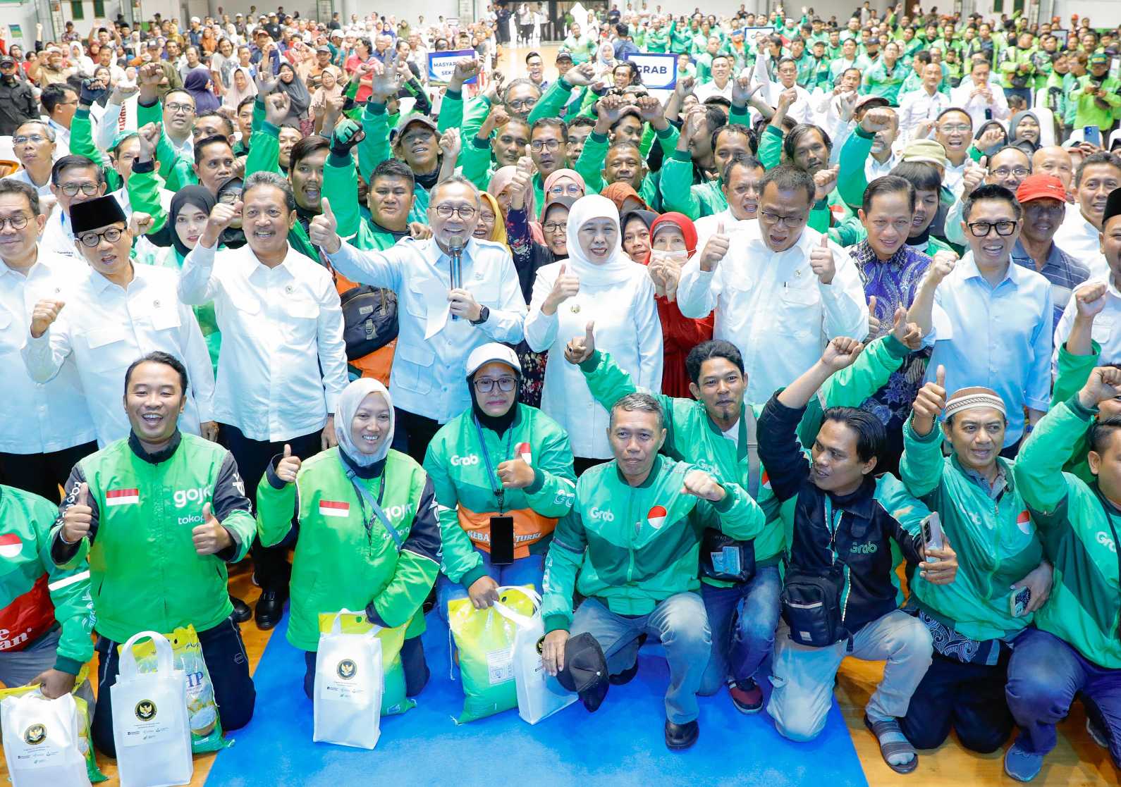Gubernur Khofifah dan Menko Pangan Zulhas Salurkan 600 Paket Sembako untuk Ojol, Nelayan, dan Masyarakat Rentan di Gresik