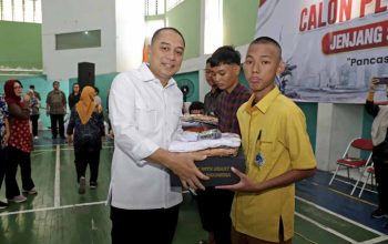 Pemkot Surabaya Beri Bantuan Pendidikan untuk 7.380 Siswa SMA/SMK/MA Sederajat