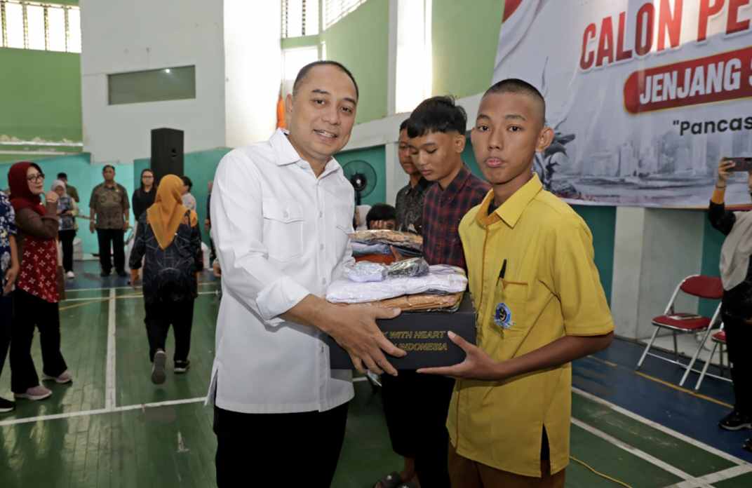 Pemkot Surabaya Beri Bantuan Pendidikan untuk 7.380 Siswa SMA/SMK/MA Sederajat