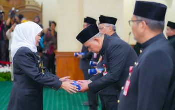 Lantik Enam Pejabat Tinggi Pemprov Jatim, Gubernur Khofifah Tekankan Pelayanan Publik Yang Akuntabel, Efektif, Transparan dan Profesional