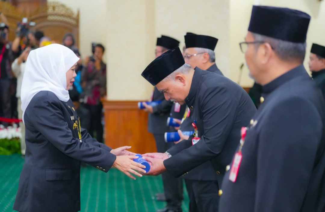 Lantik Enam Pejabat Tinggi Pemprov Jatim, Gubernur Khofifah Tekankan Pelayanan Publik Yang Akuntabel, Efektif, Transparan dan Profesional