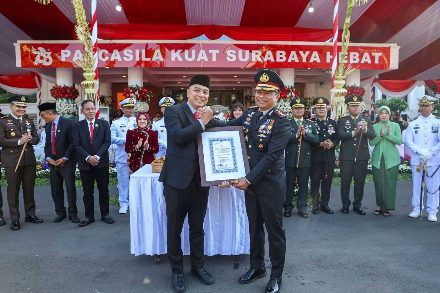 Kado Indah HUT ke-80 Bhayangkara: Wali Kota Eri Cahyadi Raih Penghargaan, Sinergi Surabaya Kian Solid