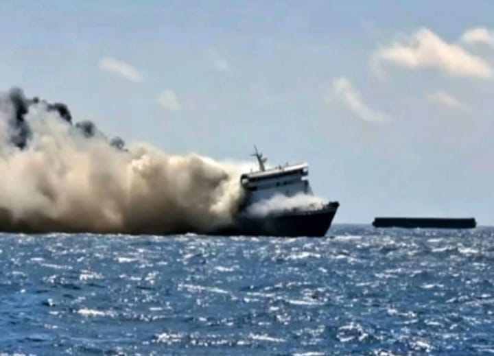 Mencekam! KM Mutiara Sentosa 2 Terbakar, Puluhan Penumpang Masih Bertahan Menunggu Evakuasi