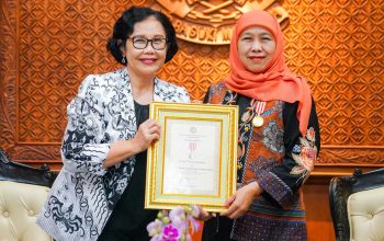 Gubernur Khofifah Raih Penghargaan Tertinggi PB PGRI, Dinilai Berkomitmen Majukan Pendidikan Jatim