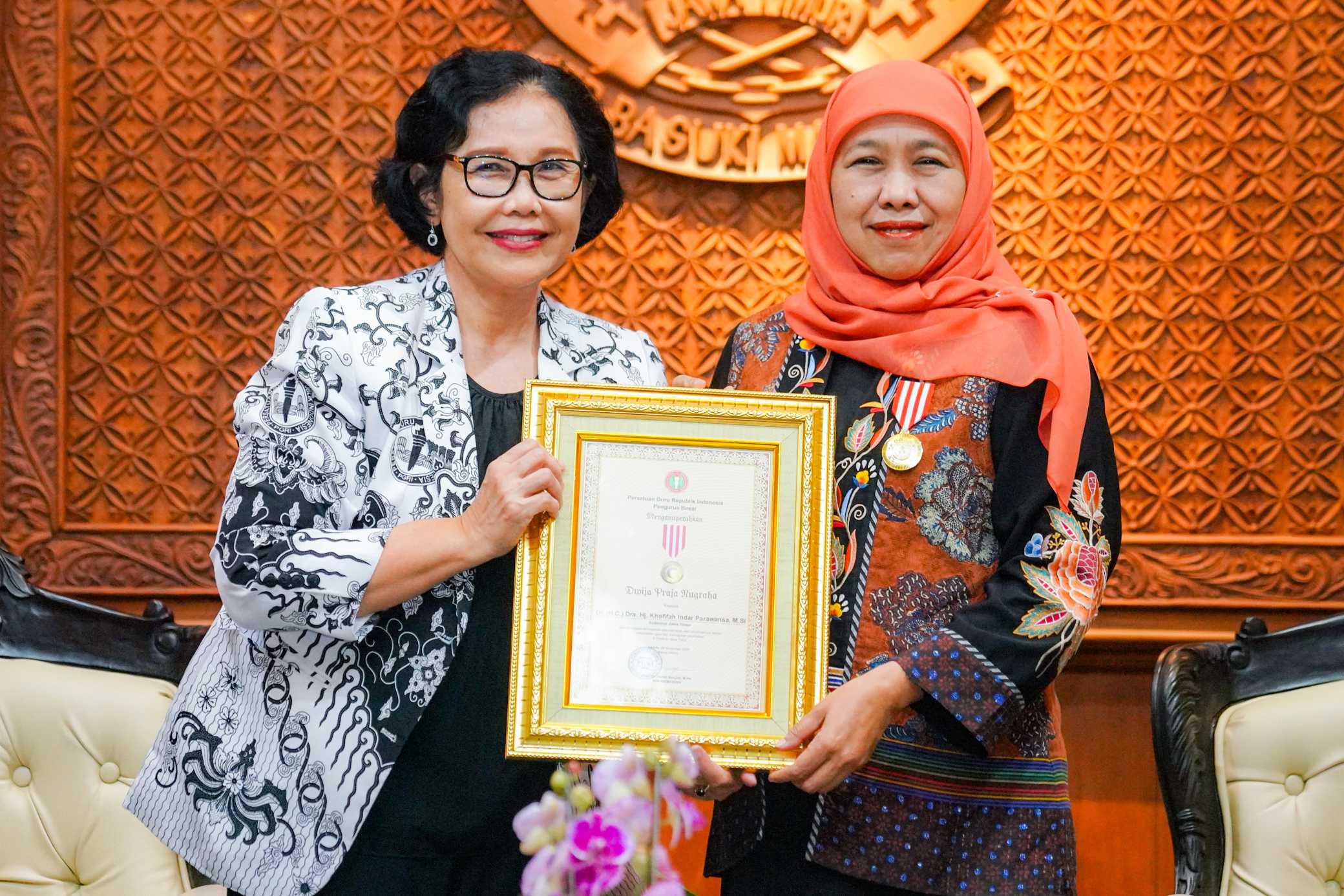 Gubernur Khofifah Raih Penghargaan Tertinggi PB PGRI, Dinilai Berkomitmen Majukan Pendidikan Jatim