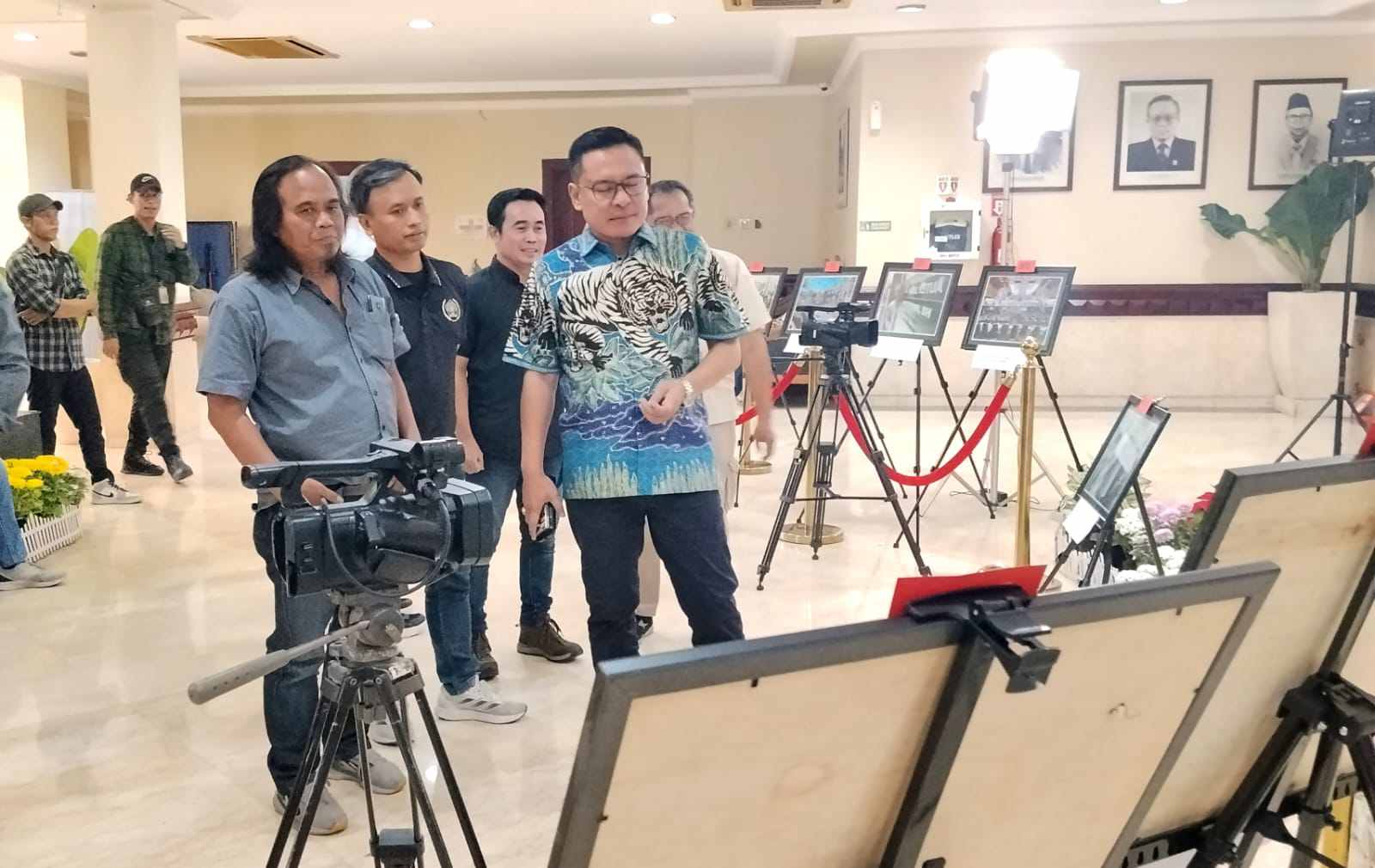Ketika Kamera Jurnalis Menjadi Cermin DPRD Surabaya