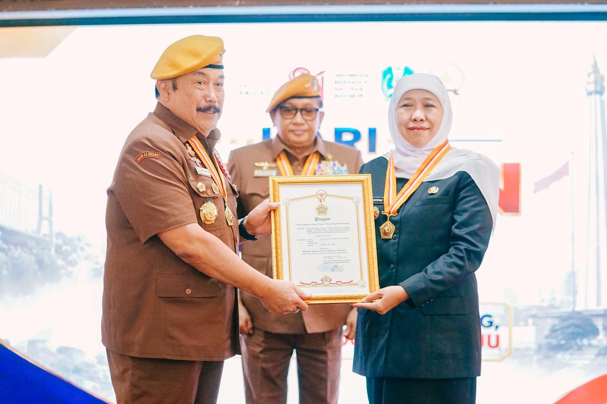 Gubernur Khofifah Terima Bintang LVRI, Tegaskan Perjuangan Bela Negara Tak Lagi Angkat Senjata
