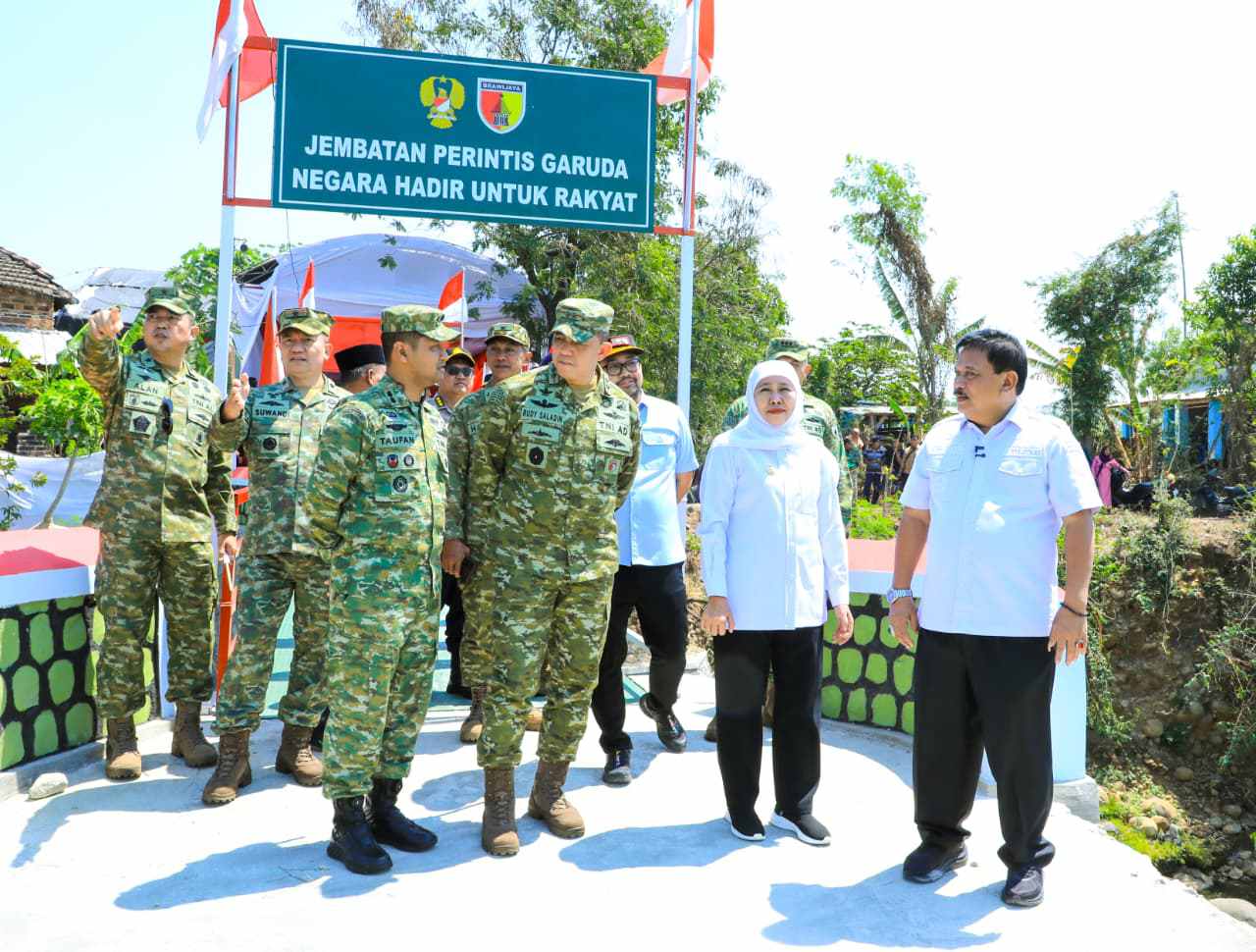 Dampingi Prabowo, Gubernur Khofifah Tegaskan Jembatan Perintis Jadi Pengungkit Ekonomi Desa