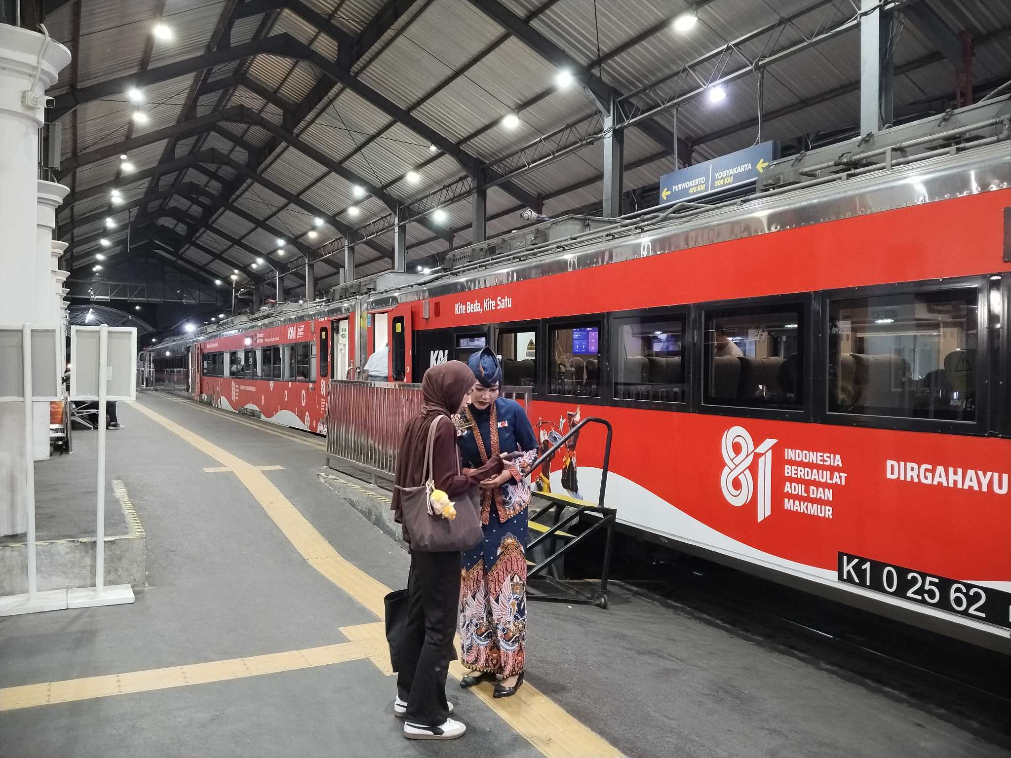 Sambut HUT RI ke 81, KAI Daops 8 Hadirkan Livery Merah Putih