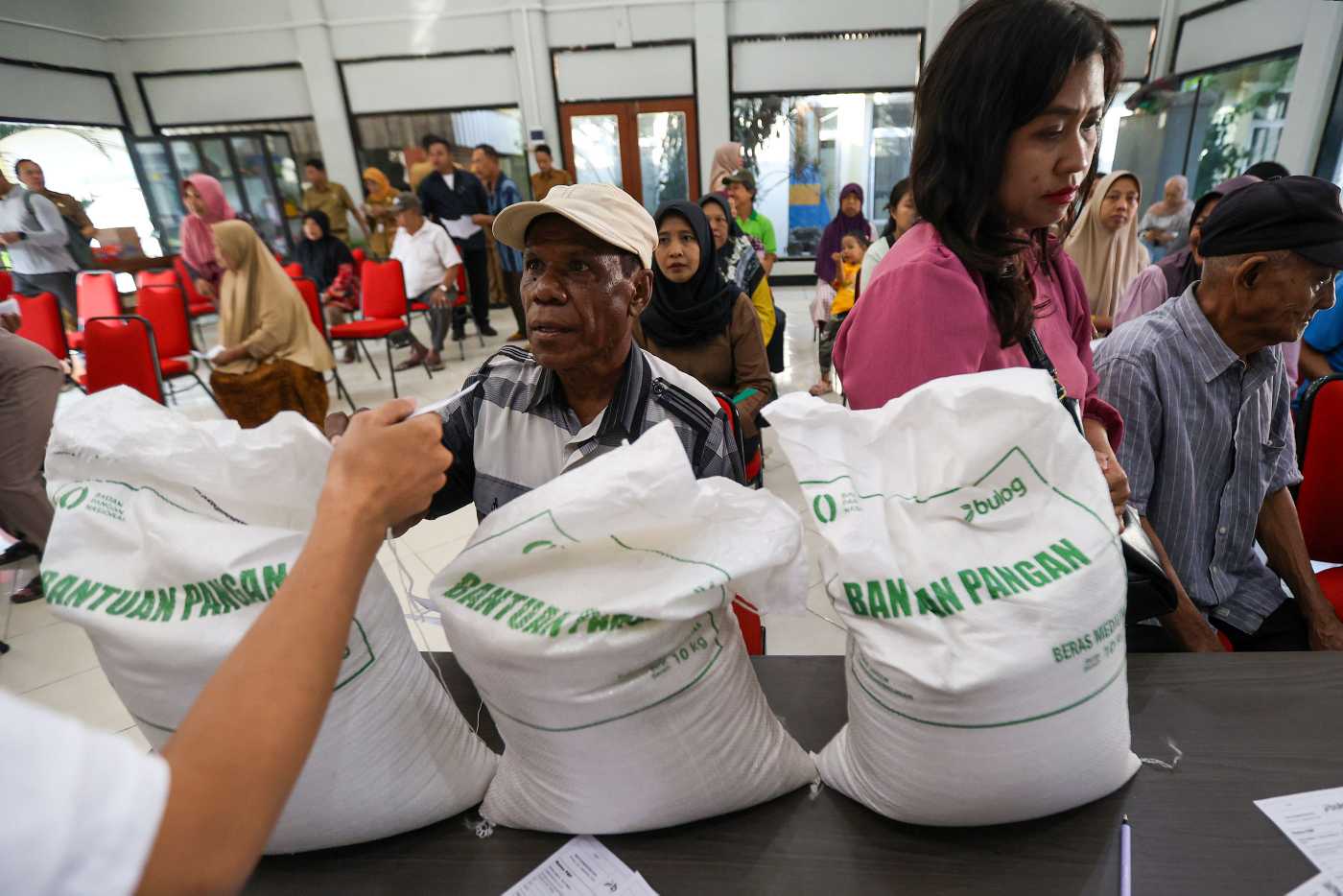 184 Ribu KPM Terim Bantuan Pangan Dari Pemkot Surabaya dan Bulog