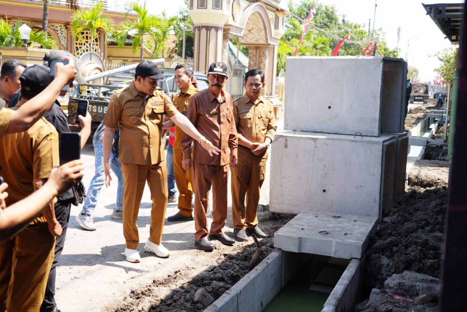 Bupati Sidoarjo Sidak Jalan Tambakcemandi: Deviasi 4 Persen, Kontraktor Didesak Kejar Ketertinggalan