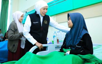 Gubernur Khofifah Jenguk Santri Diduga Korban Keracunan di RSI Siti Hajar Sidoarjo,