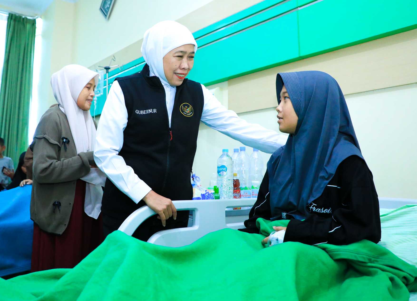 Gubernur Khofifah Jenguk Santri Diduga Korban Keracunan di RSI Siti Hajar Sidoarjo,