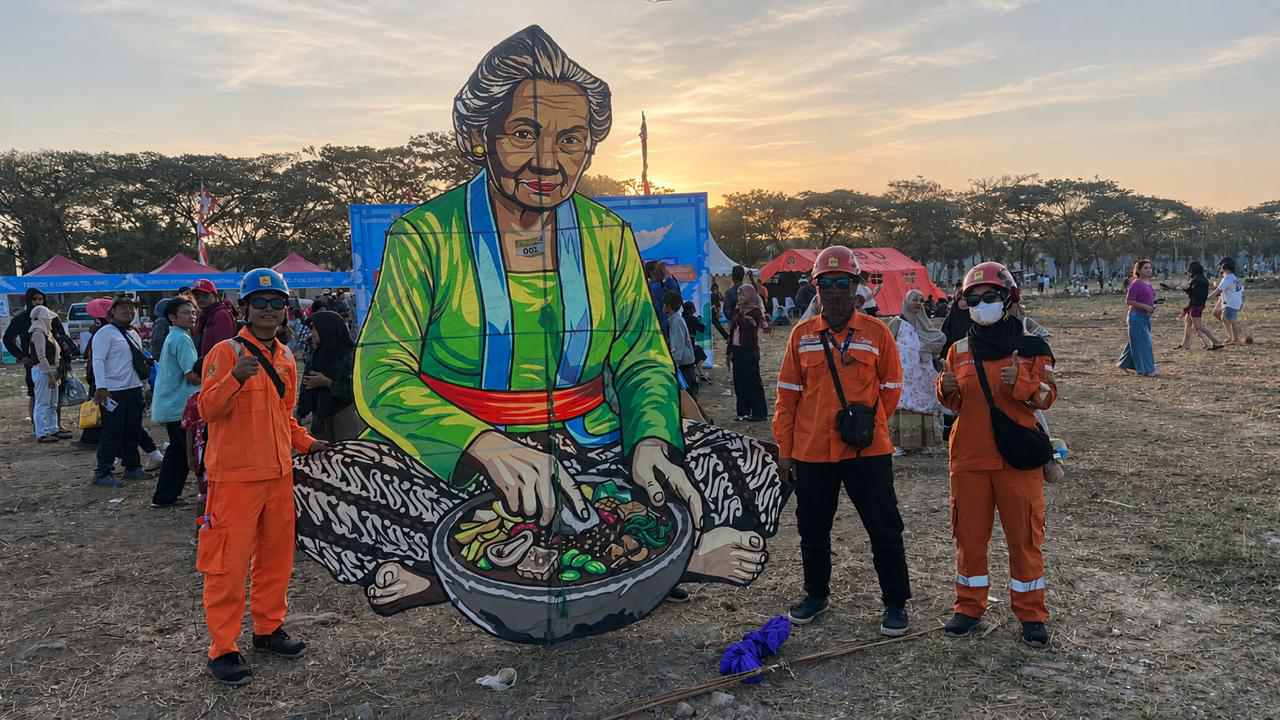 PLN Siaga di Tengah Festival Layang-Layang, Jaga Jaringan Listrik Tetap Aman