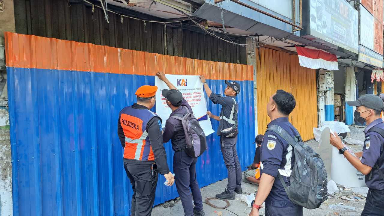 Tegas ! Selamatkan Aset Negara, KAI Daop 8 Surabaya Tertibkan Ruko di Jalan Semarang