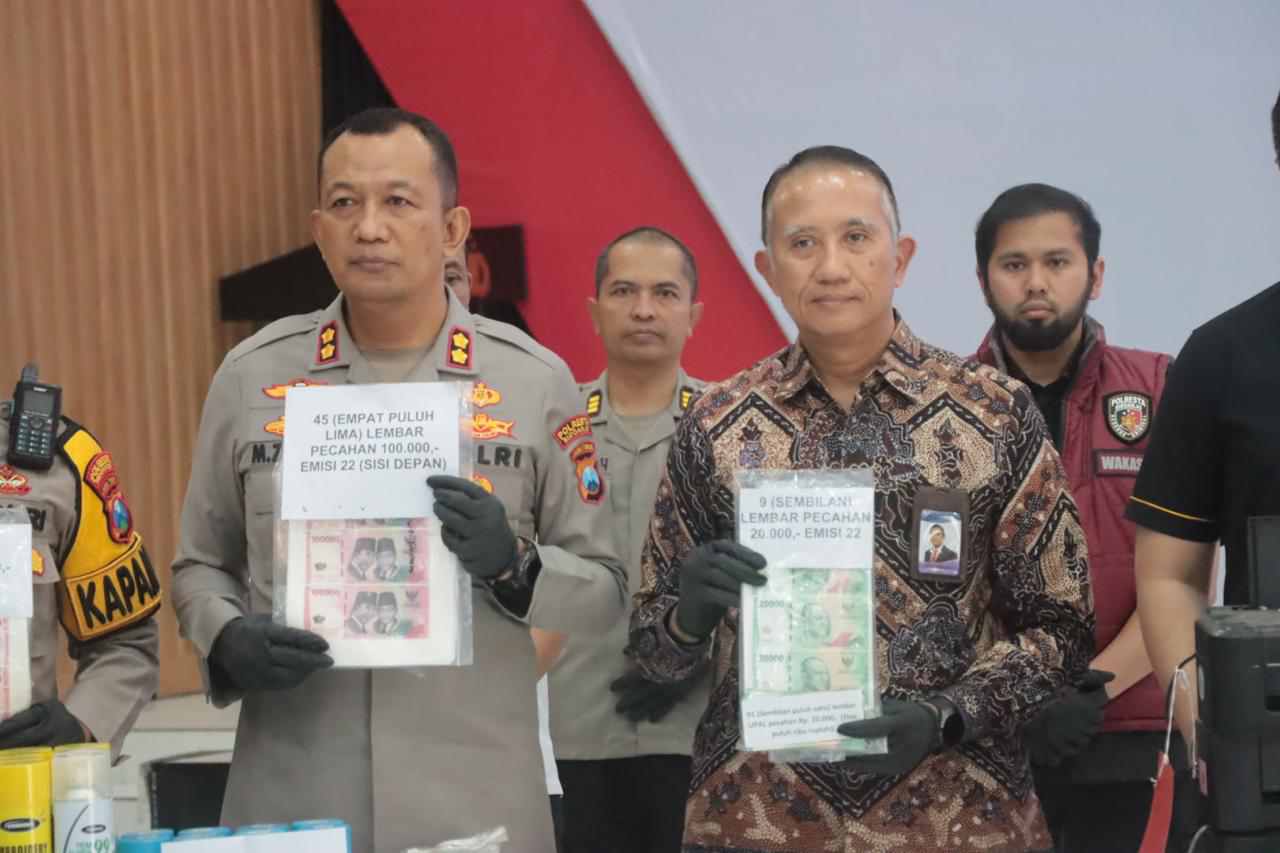 GEMPAR! Sindikat Uang Palsu Rp298 Juta Dibongkar Polisi, Pesanan via Facebook Berujung Penangkapan