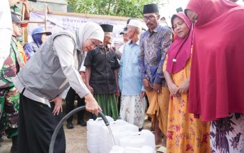 Gubernur Khofifah Salurkan Air Bersih dan Bagikan Sembako Bagi Masyarakat Terdampak Kekeringan di Kabupaten Sampang
