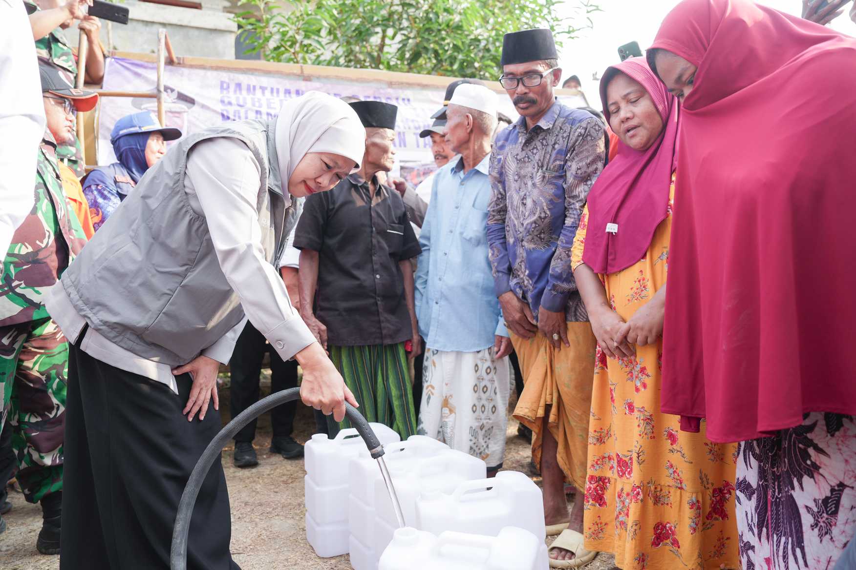 Gubernur Khofifah Salurkan Air Bersih dan Bagikan Sembako Bagi Masyarakat Terdampak Kekeringan di Kabupaten Sampang