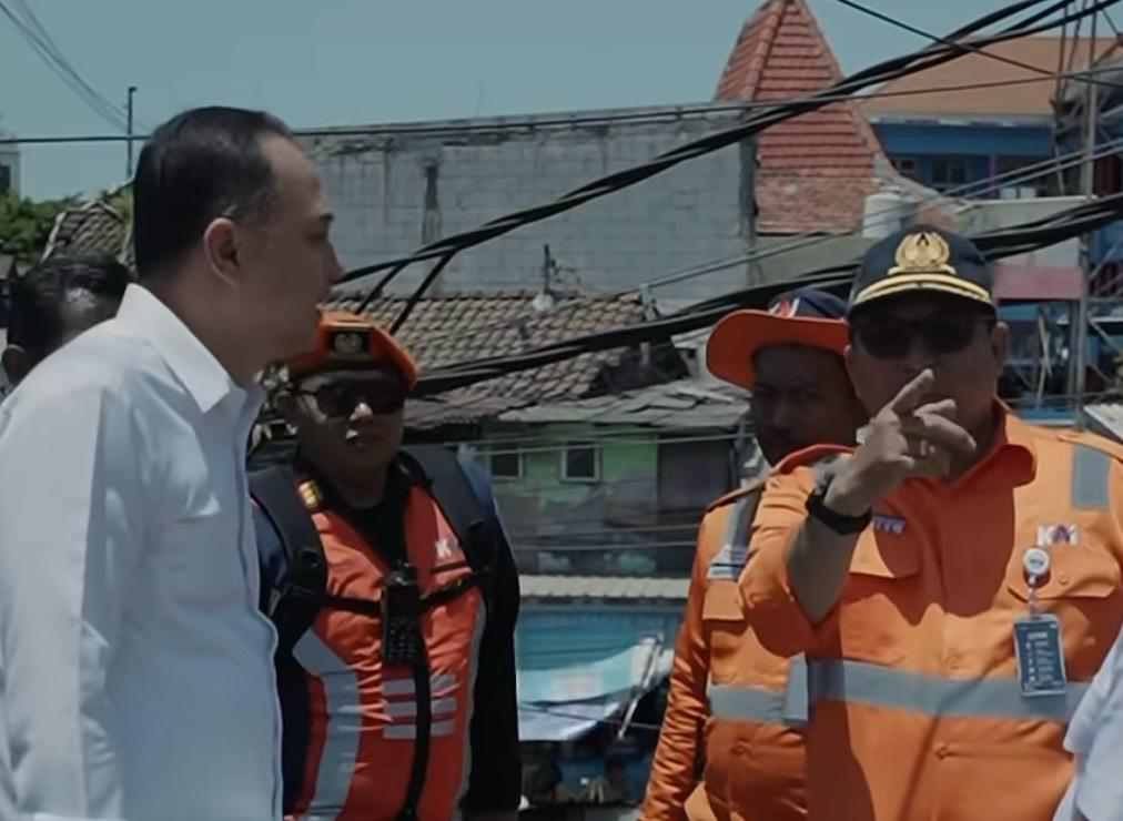 Pemkot Surabaya dan PT KAI Daop 8 Bersihkan Gunungan Sampah Liar di Belakang Pasar Turi