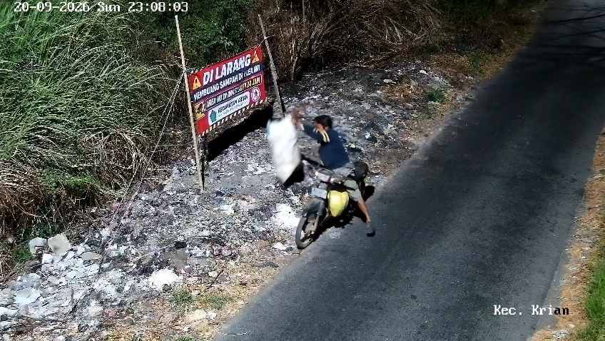 Terekam CCTV ! Pelaku Buang Sampah di Belakang Kantor Kecamatan Krian Diburu