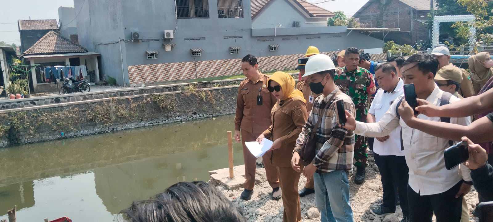 Proyek Banjir Rp2,9 M Cuma Dikerjakan 3 Orang, Wabup Mimik Idayana Meledak di Lokasi!