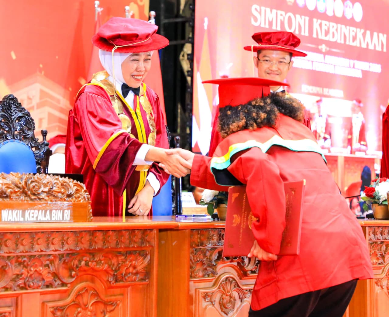 Gubernur Khofifah Kukuhkan 200 Mahasiswa Baru AMN Surabaya, 305 Wisudawan Jadi Agen Perekat Bangsa