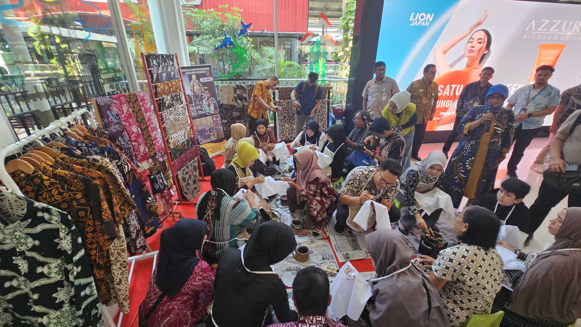 Sensasi Mencanting Batik di Stasiun Surabaya Gubeng: Ruang Tunggu Kereta yang Disulap Jadi Lokakarya Budaya