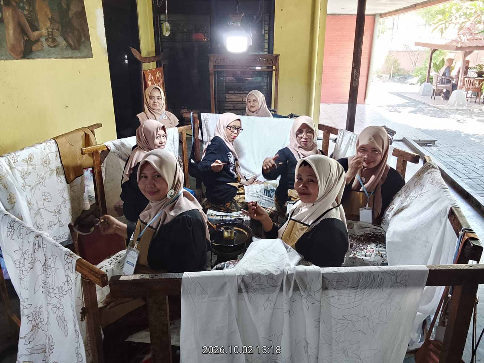 Jemari Tangguh Penenun Asa: Saat Perempuan Disabilitas Menorehkan Warna di Hari Batik Nasional