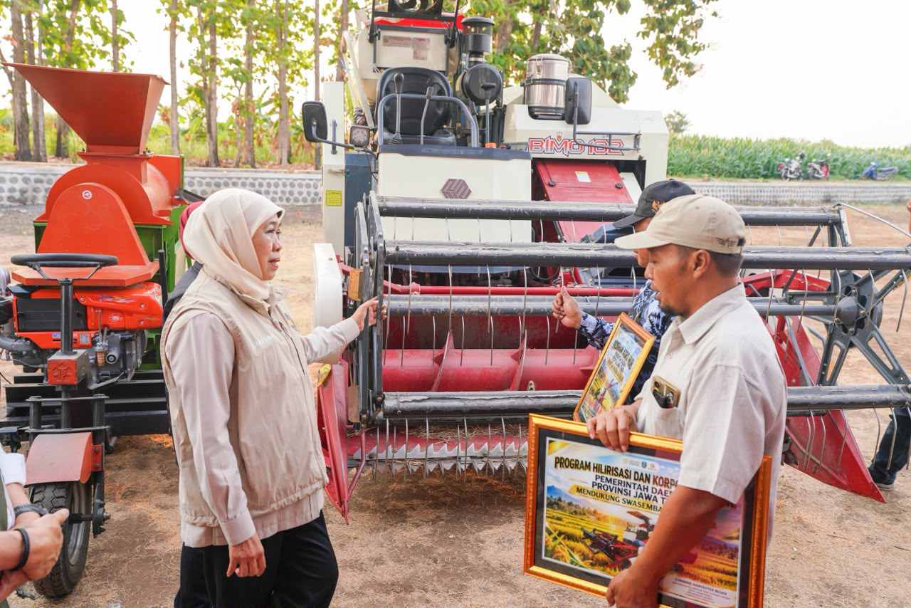 Semarakkan Hari Jadi ke-81 Jatim, Gubernur Khofifah Serahkan Alsintan Untuk Petani Di Magetan