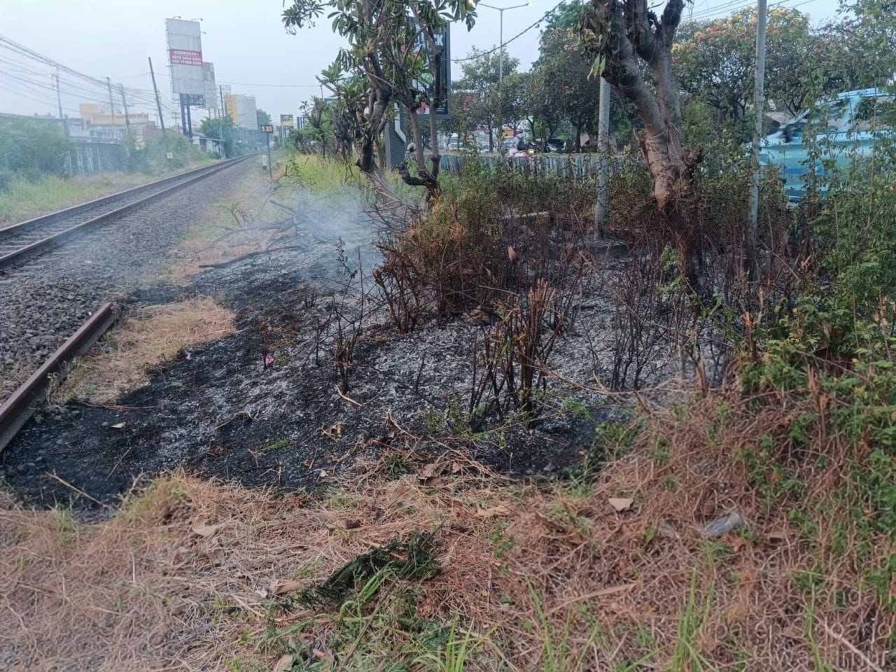 18 Titik Api Ancam Rel Kereta Api, KAI Daop 8 Surabaya Peringatkan Bahaya Asap bagi Masinis