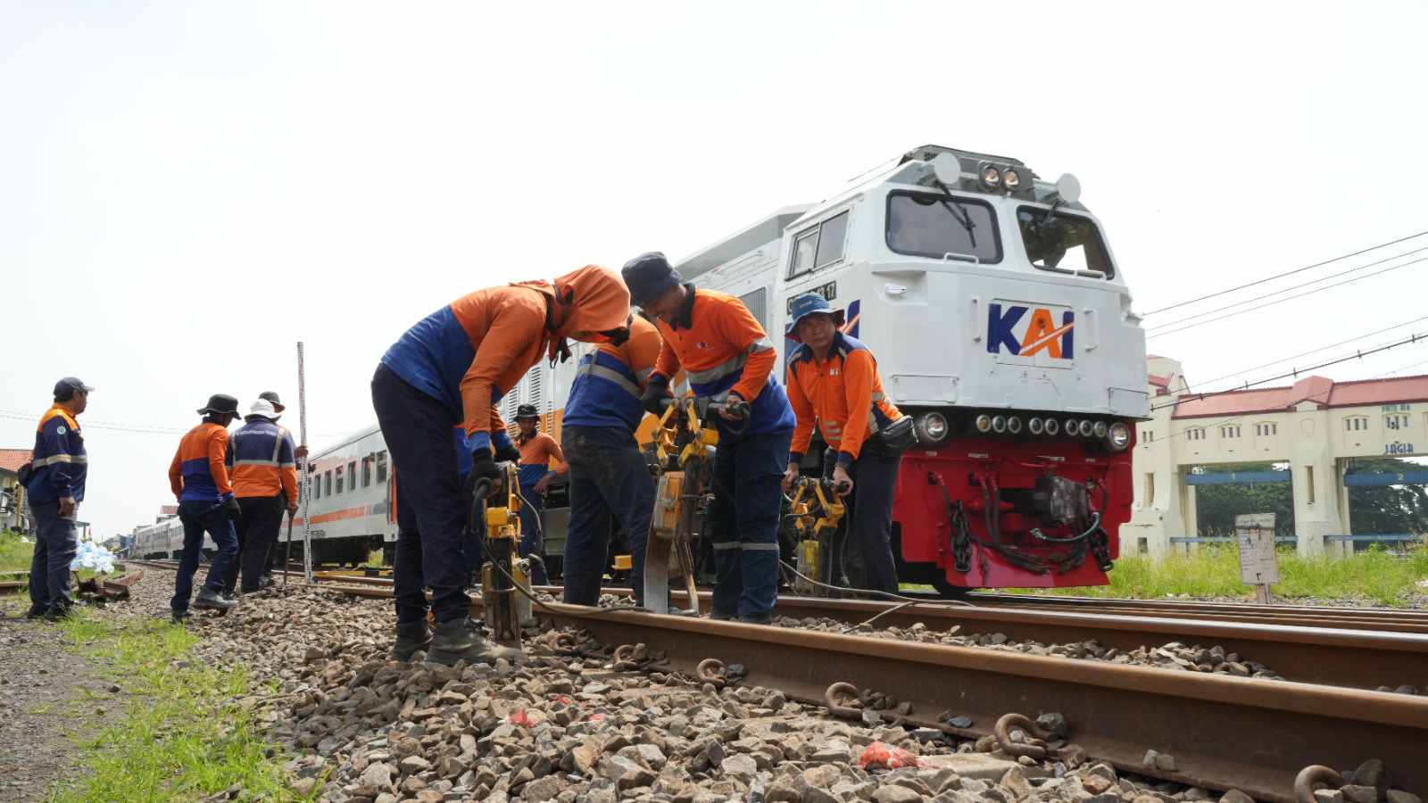Sambut Libur Akhir Tahun dengan Aman dan Nyaman, KAI Daop 8 Surabaya Bersolek Perkuat Jalur Kereta Api