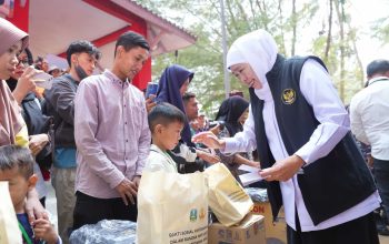 Semarak HUT ke-81 Jatim di Pantai Slopeng: Gubernur Khofifah Boyong Layanan Khitan Massal Hingga Deteksi Dini TBC Untuk Warga