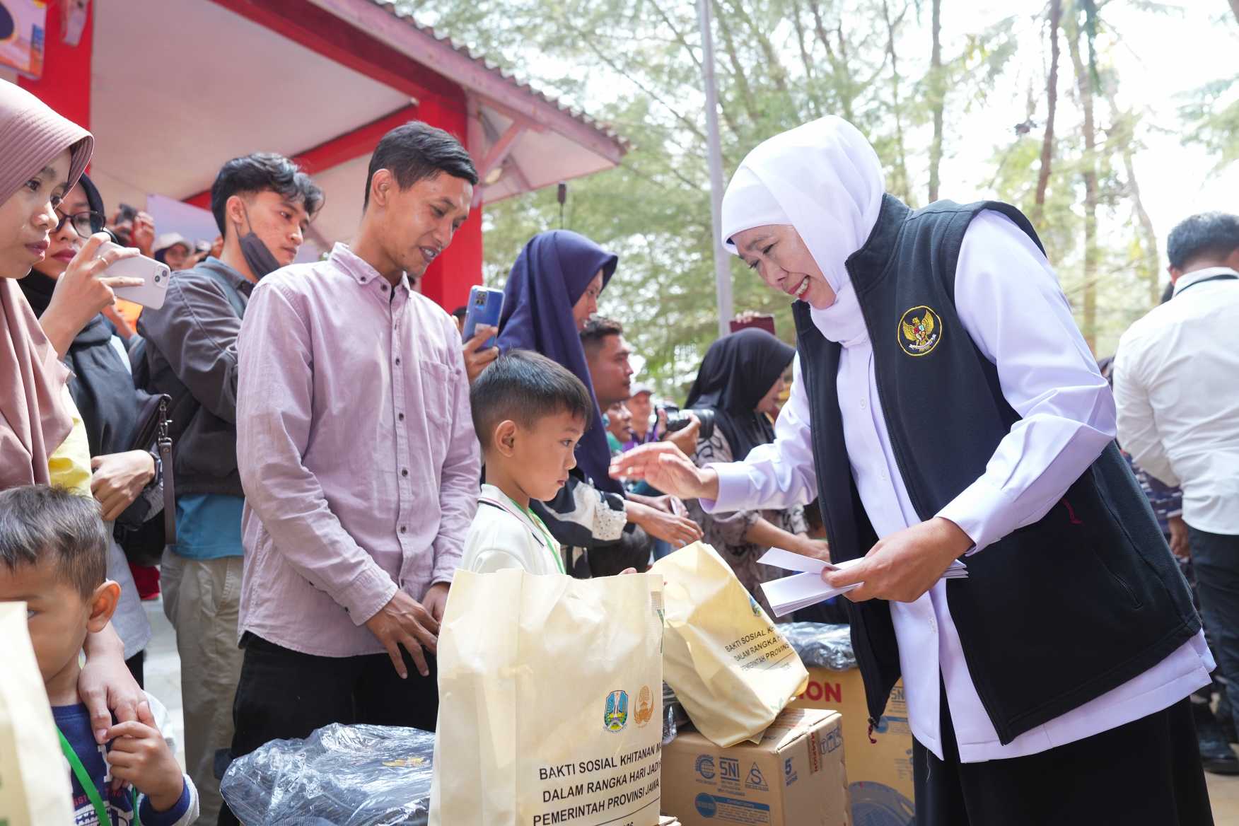 Semarak HUT ke-81 Jatim di Pantai Slopeng: Gubernur Khofifah Boyong Layanan Khitan Massal Hingga Deteksi Dini TBC Untuk Warga