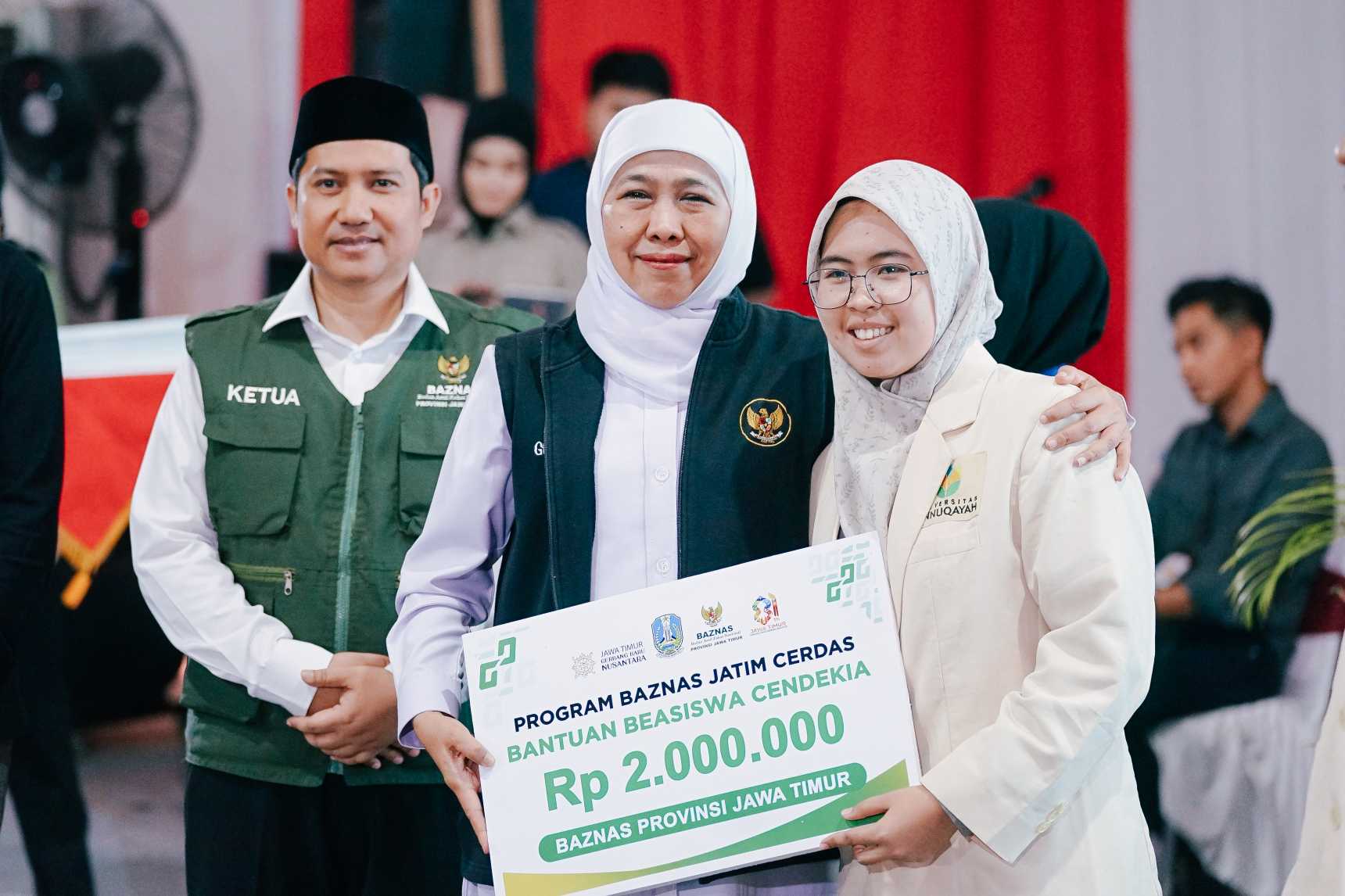 Puncak Hari Jadi ke-81 Jatim di Pantai Slopeng: Gubernur Khofifah Gelontorkan Bansos Rp17,36 Miliar Untuk Sumenep
