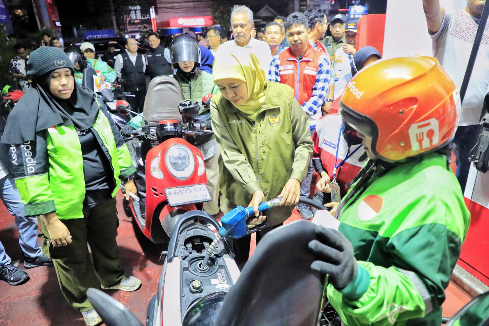 Sapa Pengemudi Ojol di Malang, Gubernur Khofifah Bagikan BBM Gratis dan Minta Masyarakat Tak Panic Buying