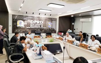 Menanti Asa di Tepi Waduk Unesa: Saat Kerang Rebus dan Dapur Rumah Tangga Tak Lagi Ngebul