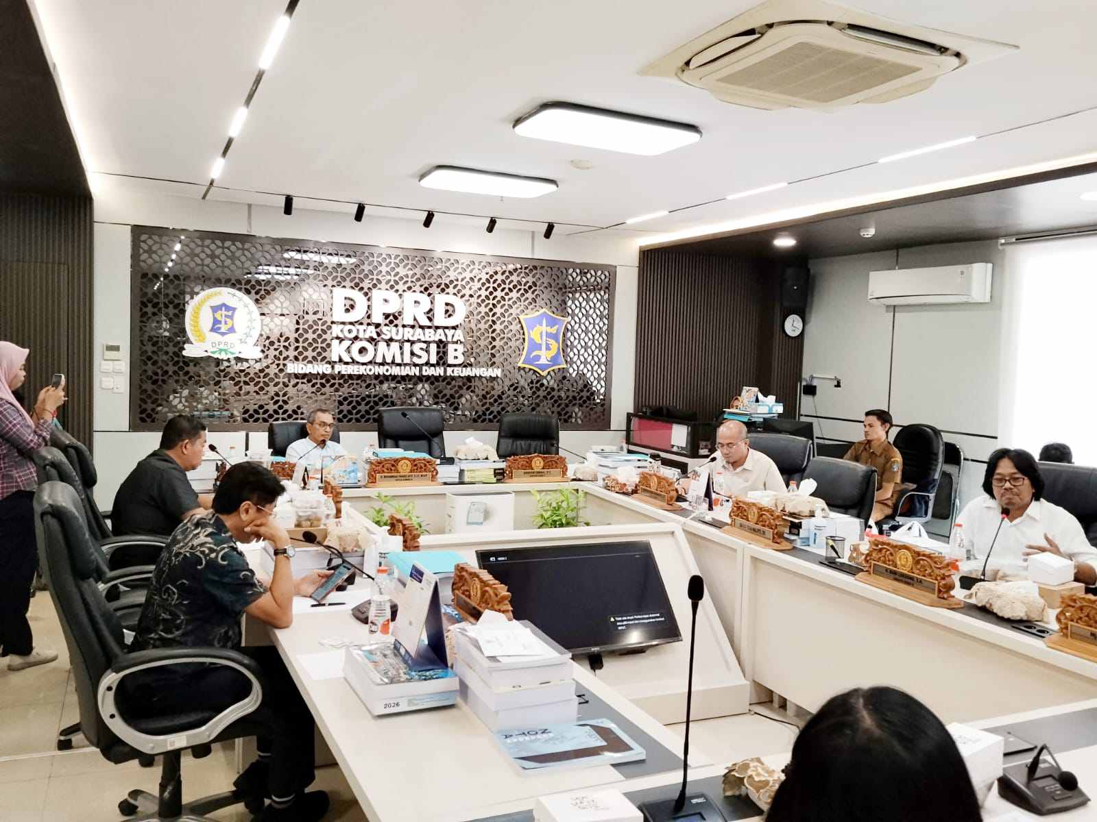 Menanti Asa di Tepi Waduk Unesa: Saat Kerang Rebus dan Dapur Rumah Tangga Tak Lagi Ngebul