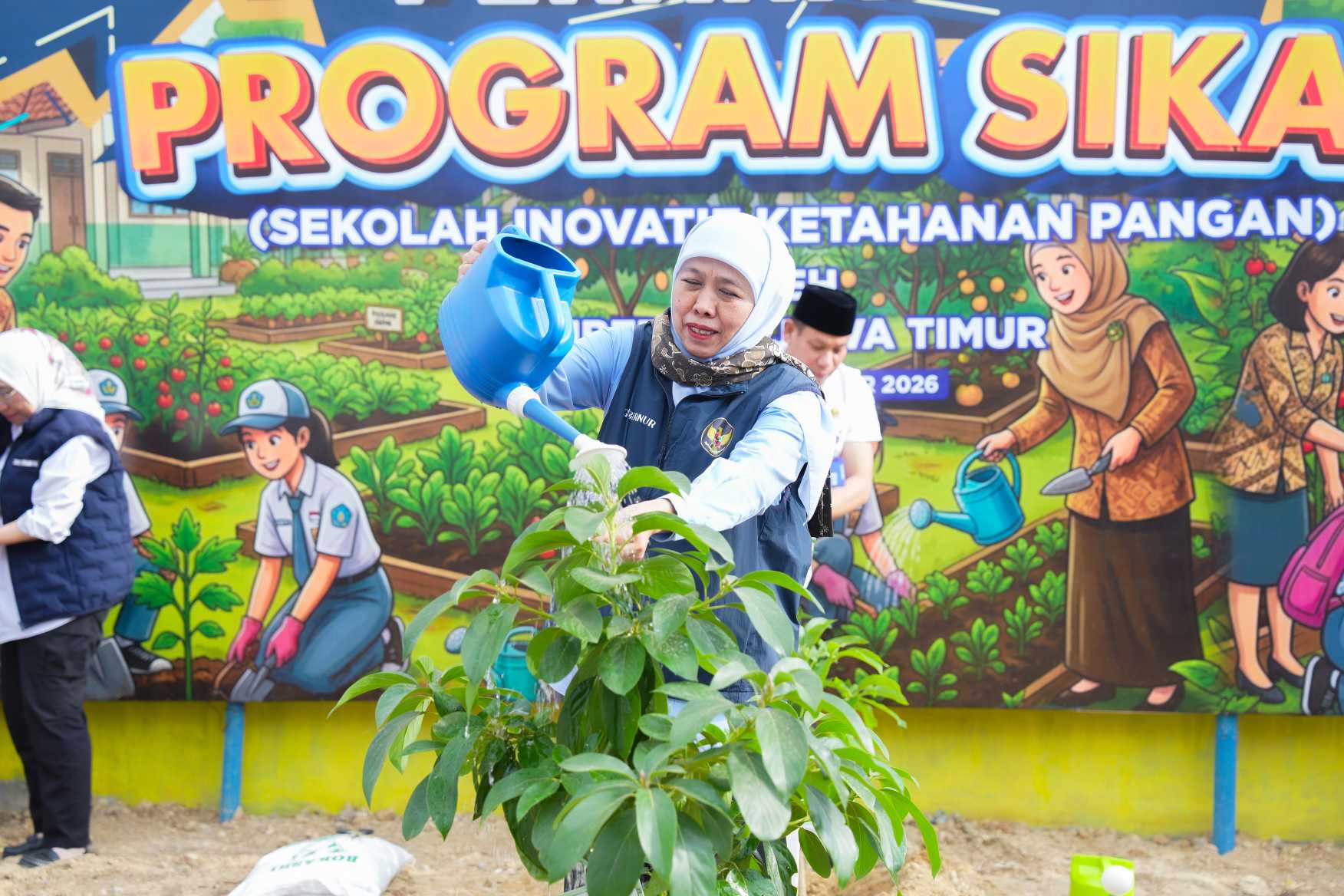 Gubernur Khofifah Pacu Ketahanan Pangan dan Vokasi SMKN 2 Pacitan: Panen Ikan Hingga Serahkan Bantuan Pendidikan