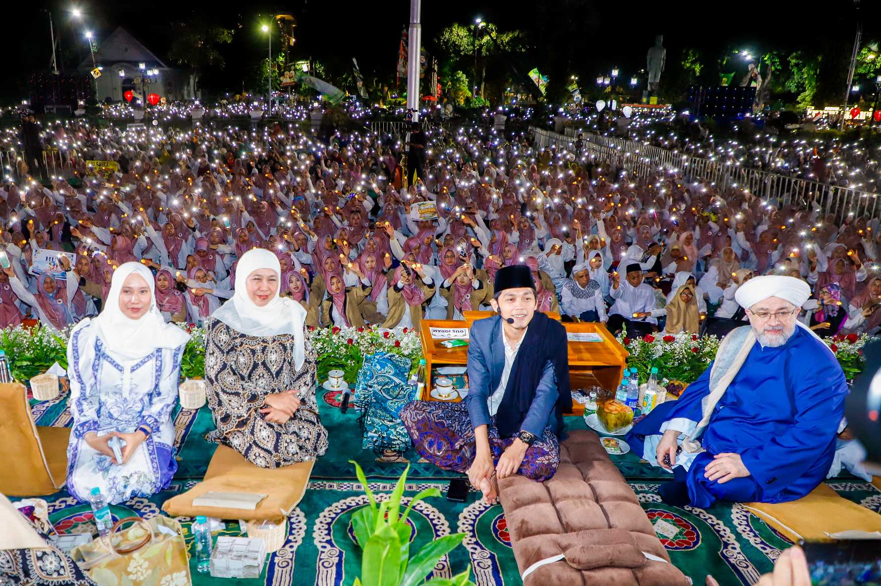 Gema Sholawat dan Doa Mengangkasa di Grahadi: 20 Ribu Jemaah Larut dalam Gempita Syukur Hari Jadi ke-81 Jatim dan Hari Santri 2026