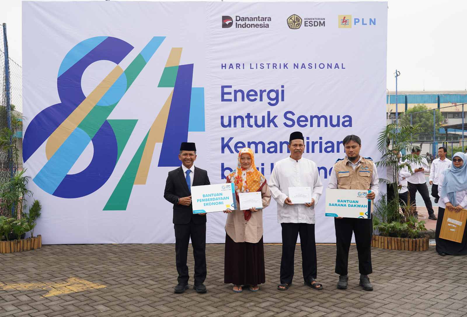 Nyalakan Asa dan Kepedulian, PLN UIT JBM Tebar Energi Kebaikan di Hari Listrik Nasional ke-81