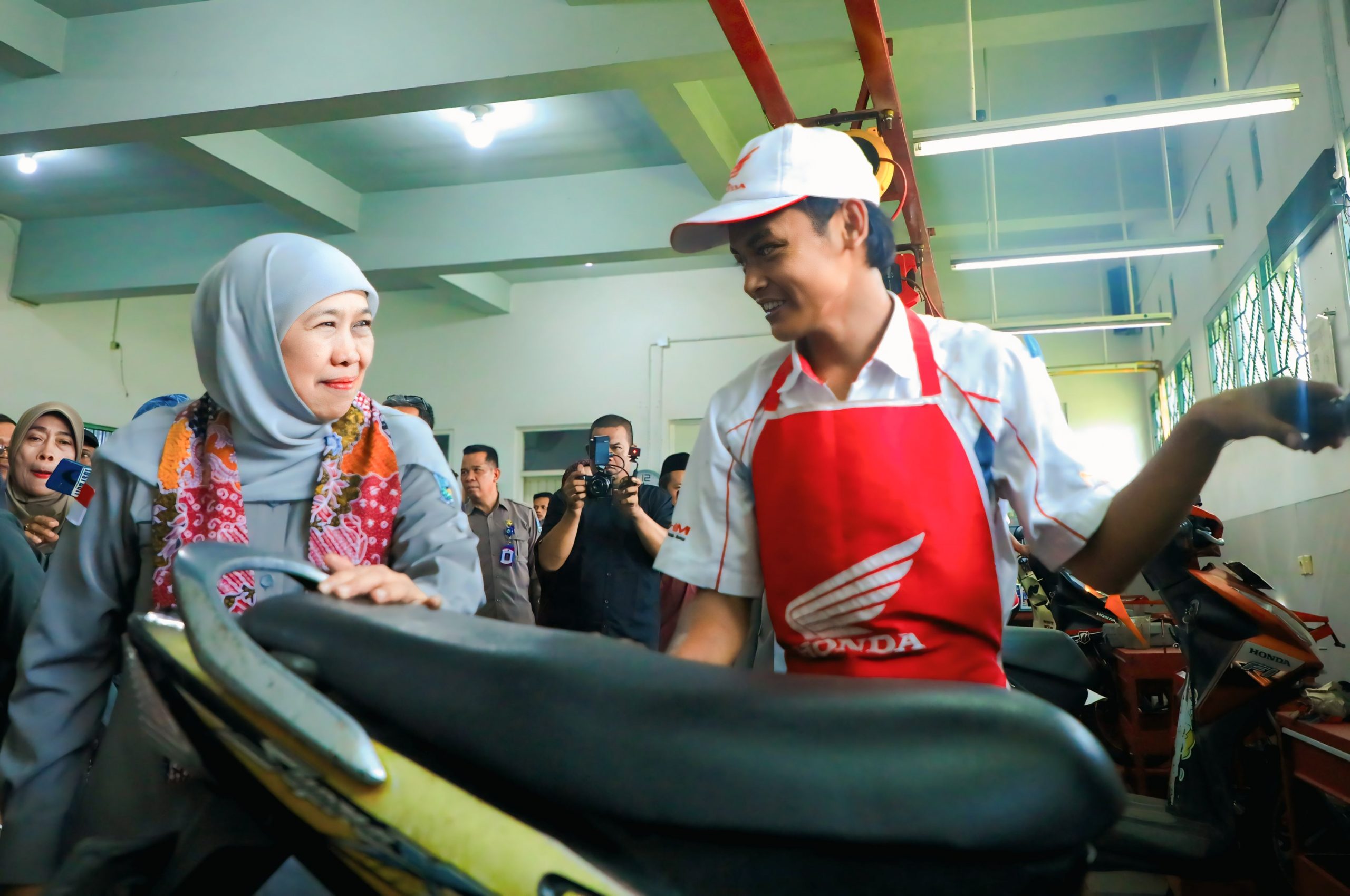 Sambut HUT ke-81 Jatim: Warga Ketiban Rezeki Servis Motor Gratis Hasil Karya Anak SMK!