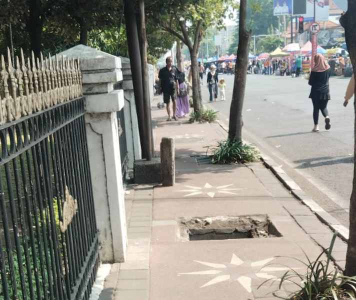Lubang Gorong-Gorong Menganga Dianggap “Hal Sepele”, Nyawa Pejalan Kaki Dipertaruhkan!