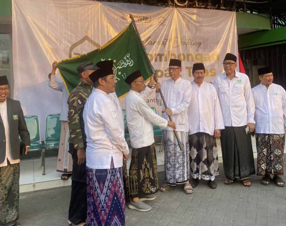 Kala Air Mata Gus Firjaun Menetes Sambut Pataka Resolusi Jihad: “Semoga Diakui Santri Mbah Hasyim”